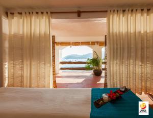 锡瓦塔塔内霍伊尔玛酒店 的一间卧室配有一张床,享有海景