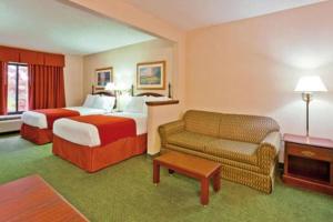 帕迪尤卡帕迪尤卡奥本套房酒店 的酒店客房,设有两张床和一张沙发