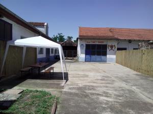 贝拉茨尔克瓦Guest house Ćane Smestaj的建筑前的白色帐篷
