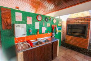 博阿维斯塔Hotel Hostel Caçari的厨房配有水槽和砖砌壁炉