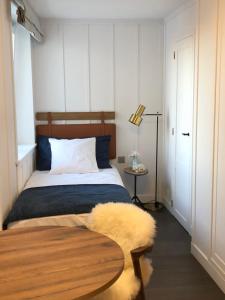 奥斯坦德奥斯坦德哥特维公寓的一间卧室配有一张床和一张木桌