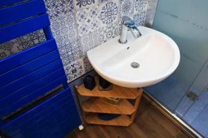 阿莱齐奥Bed And Breakfast La Casina di Lù的浴室设有水槽,铺有蓝色和白色的瓷砖