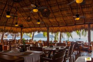 锡瓦塔塔内霍墨西哥别墅酒店的一间带桌椅的海景餐厅