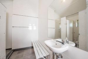 金德拜恩高山山墙公寓的白色的浴室设有水槽和镜子
