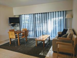 梅顿梅顿水域汽车旅馆和公寓的客厅配有沙发和桌子