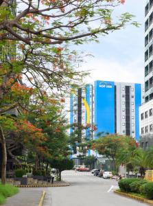 马尼拉Hop Inn Hotel Alabang Manila的城市中拥有高楼街道