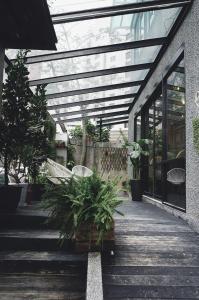 台北你好咖啡旅馆的一座带长椅和植物的庭院