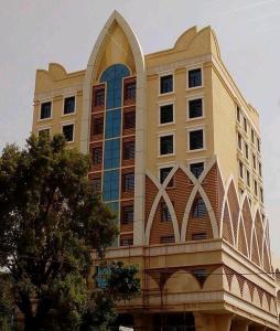 吉布提Capital Hotel Djibouti的大型建筑,设有大窗户