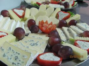 布勒伊拉达住精品酒店的一大堆不同种类的奶酪和葡萄