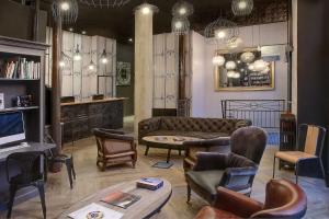 贝桑松西塔代勒贝斯特韦斯特酒店的客厅配有沙发、椅子和桌子