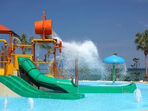 石垣岛FUSAKI BEACH RESORT HOTEL & VILLAS的一个带水滑梯和波浪的水上公园