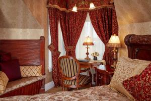 旧金山安妮女王酒店的一间卧室配有一张床、一张桌子和一把椅子