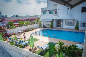 素辇府通塔林酒店的享有酒店游泳池的顶部景色