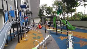 吉隆坡旺萨玛珠阿德纳公寓的一座游乐场,里面的儿童玩耍