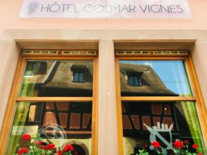 埃圭斯海姆Hotel Colmar Vignes Eguisheim的山核桃树的窗户