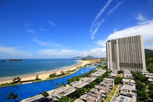 阳江蓝色彼岸海陵岛敏捷度假公寓的享有度假村和海滩的景致。