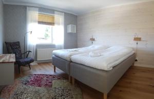 阿灵索斯Mittes Rum的卧室配有一张大白色床和窗户