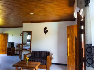 米欣特莱阿努拉德普勒黑白生态酒店的客厅配有沙发和桌子
