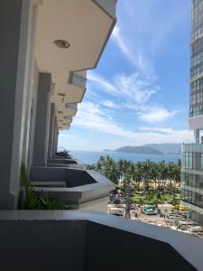 芽庄Rembrandt Hotel Nha Trang的从大楼的阳台上可欣赏到海景