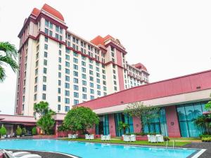 雅加达红顶会议中心酒店 的大型酒店前方设有游泳池