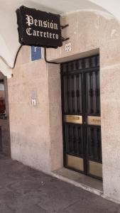 卡塞雷斯Pension Carretero的一座建筑,上面有门标