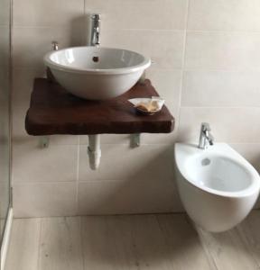 里奥马里纳Casina Mery Silvia的浴室配有白色水槽和卫生间。