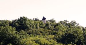 Castelnaud-de-GratecambeMoulin De Rouzé的一座树 ⁇ 的山顶塔