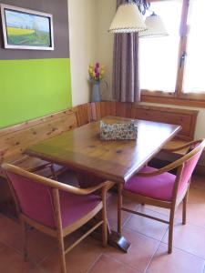 瓦伦西亚德奥尼拉博耐瓜公寓的餐桌、两把椅子和一张木桌