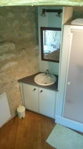 Castelnaud-de-GratecambeMoulin De Rouzé的一间带水槽和镜子的浴室