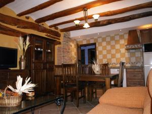 塞利亚Apartamentos turísticos La Fuensanta的厨房、带桌子的用餐室和用餐室
