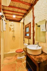 MukonoSerenada Eco Resort的一间带水槽和卫生间的浴室