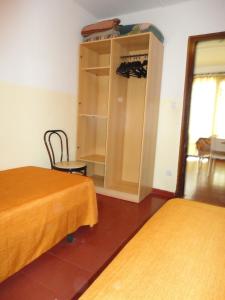 托里代巴拉拉莫加奥纳酒店的客房设有两张床、一个橱柜和一个窗户。