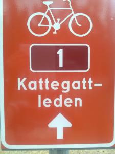 梅尔比斯特兰德Kustvägen 41 F的上面有一辆自行车的红色标志