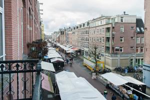 阿姆斯特丹The Market Retreat的一条城市街道,拥有集市和建筑
