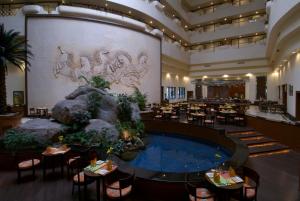 海得拉巴泰姬德干酒店的酒店大堂设有游泳池和餐厅