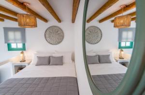 Péran TriovasálosBabounis Suite的一间卧室配有两张床和镜子