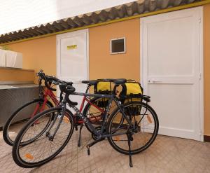 莱切戴勒帕姆酒店的两辆自行车停放在车库里,彼此相邻