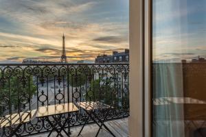 巴黎伯爵夫人酒店的阳台享有艾菲尔铁塔的景致。