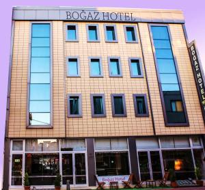 恰纳卡莱Canakkale Bogaz Hotel的前面有标志的建筑