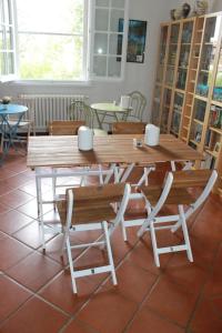 萨维奥迪拉韦纳La Casa nel Bosco的一张木桌、椅子、桌子和长椅
