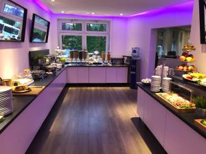 辛斯海姆文森特酒店的餐厅内带紫色照明的厨房