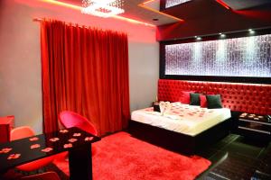 帕苏丰杜Helus Motel的红色的卧室设有床和红色窗帘