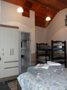 贡萨尔维斯Pousada Tia Lilía的一间客房内配有两张双层床的房间