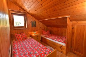 拜尔里舍艾森施泰恩Ferienwohnung Waldheimat的小木屋内一间卧室,配有两张床