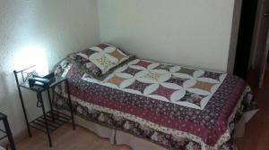 埃斯特角城马贝拉酒店的一张床上的被子
