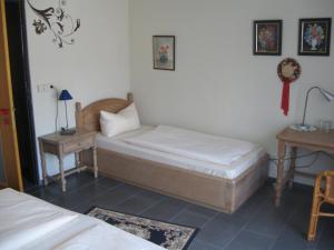 特里贝格伽尼中心酒店的一间卧室配有两张床、一张桌子和一张书桌