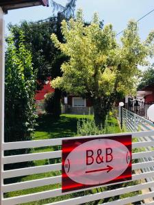 基耶蒂B&B Red Village的房屋前的围栏上的一个 ⁇ 码