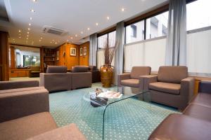 利索内莫泰阿斯科特酒店的带沙发和玻璃桌的客厅
