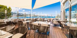 帕尔马诺瓦Globales Santa Lucia - Adults Only 18的一间带桌椅的海景餐厅