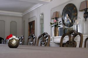 艾格-莫尔特马萨林别墅酒店的一间带桌子和一组椅子的用餐室